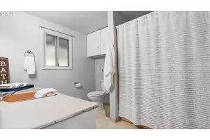 610 Colonial Dr, Springfield, OR 97477 - Photo 17