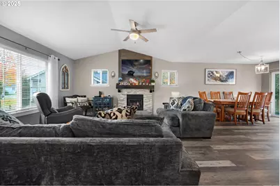 753 SW Kalmia Ave, Warrenton, OR 97146 - Photo 9