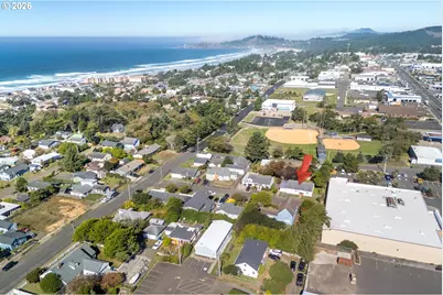 208 NW 7th St, Newport, OR 97365 - Photo 3