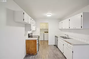 4555 NE 76th Ave, Portland, OR 97218 - Photo 9