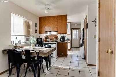 1287 R St, Springfield, OR 97477 - Photo 9