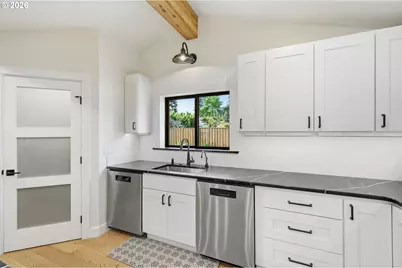 2010 Valhalla St, Eugene, OR 97401 - Photo 15