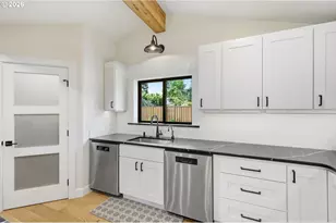 2010 Valhalla St, Eugene, OR 97401 - Photo 15