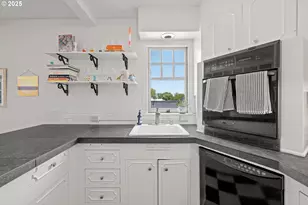 1811 NW Couch St, Portland, OR 97209 - Photo 9