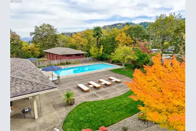 2230 W Harvard Ave, Roseburg, OR 97471 - Photo 3