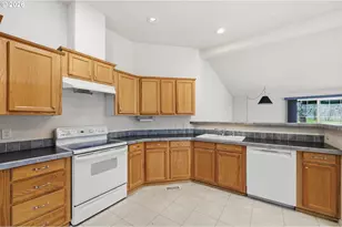 141 Village Dr, Cottage Grove, OR 97424 - Photo 13