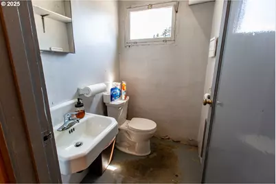 47597 Highway 58, Oakridge, OR 97463 - Photo 9