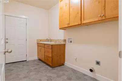 1811 NE Alameda Ave, Roseburg, OR 97470 - Photo 45