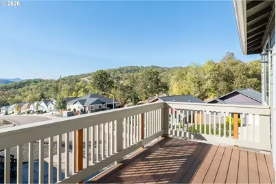 1811 NE Alameda Ave, Roseburg, OR 97470 - Photo 9