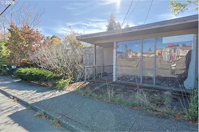 125 E 10th St, Coquille, OR 97423 - Photo 3