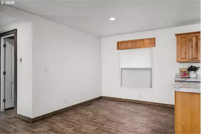 975 N 16th St, Cottage Grove, OR 97424 - Photo 9