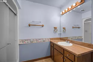 343 NE Hillwood Dr, Hillsboro, OR 97124 - Photo 25