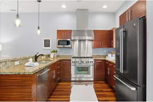 1622 NW Riverscape St, Portland, OR 97209 - Photo 9