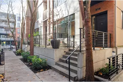 1622 NW Riverscape St, Portland, OR 97209 - Photo 1