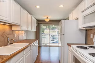 885 NE Sunset St, Roseburg, OR 97470 - Photo 3