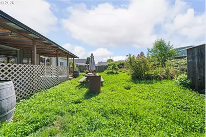 422 E 2nd Ave, Riddle, OR 97469 - Photo 17
