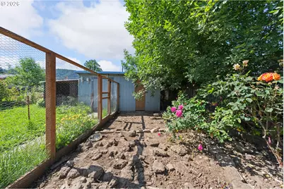 422 E 2nd Ave, Riddle, OR 97469 - Photo 15