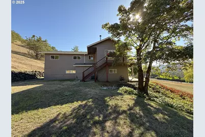 7978 N Bank Rd, Roseburg, OR 97470 - Photo 3