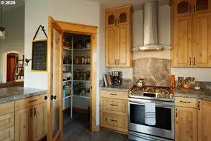 350 SE Hawthorne Ave, Dallas, OR 97338 - Photo 9