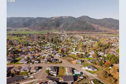 411 Clark St, Myrtle Creek, OR 97457 - Photo 13