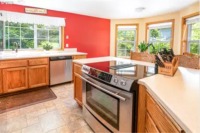 586 S 68th Pl, Springfield, OR 97478 - Photo 9