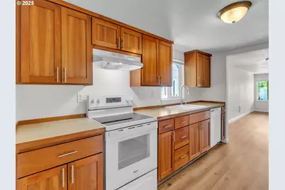 801 NE 13th St, McMinnville, OR 97128 - Photo 9