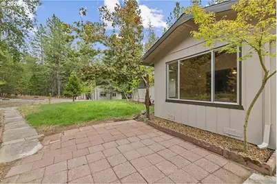 135 Rolling Hills Dr, Grants Pass, OR 97526 - Photo 9