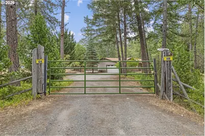 135 Rolling Hills Dr, Grants Pass, OR 97526 - Photo 5