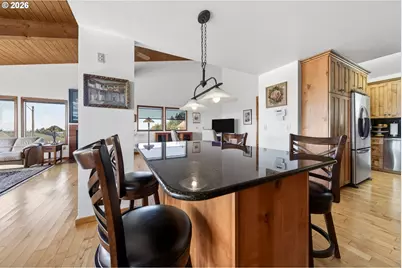 701 Prefontaine Dr, Coos Bay, OR 97420 - Photo 15