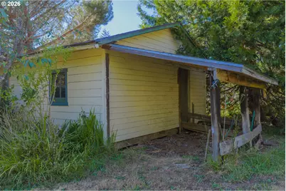 635 25th St, Myrtle Point, OR 97458 - Photo 9