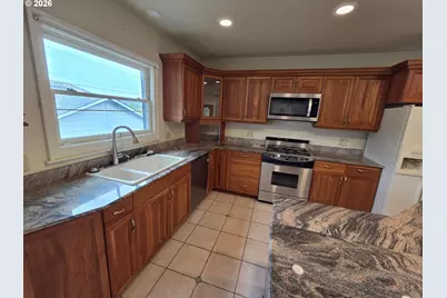 1352 SE Cobb St, Roseburg, OR 97470 - Photo 9