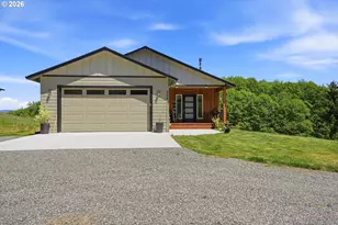 200 Red Hawk Dr, Castle Rock, WA 98611 - Photo 1