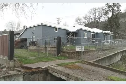 113 N Walnut St, Bingen, WA 98605 - Photo 1