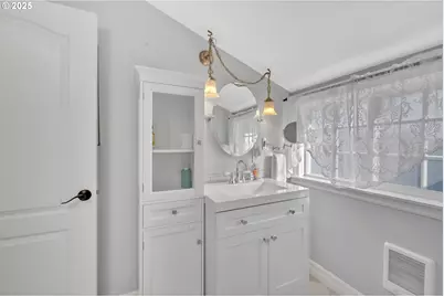 1340 NW 15th St, Lincoln City, OR 97367 - Photo 23