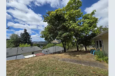 1739 NE Malheur Ave NE, Roseburg, OR 97470 - Photo 9