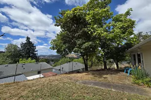1739 NE Malheur Ave NE, Roseburg, OR 97470 - Photo 9