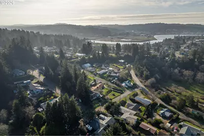 1376 D St, Coos Bay, OR 97420 - Photo 45
