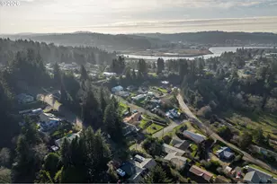 1376 D St, Coos Bay, OR 97420 - Photo 45