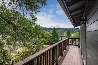 924 NE Central St, Roseburg, OR 97470 - Photo 9