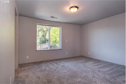 924 NE Central St, Roseburg, OR 97470 - Photo 11
