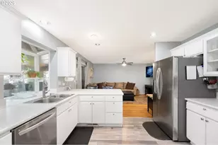 531 NE Meadow Dr, Portland, OR 97211 - Photo 9