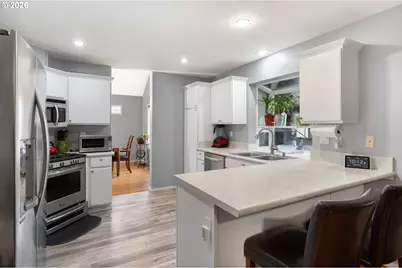 531 NE Meadow Dr, Portland, OR 97211 - Photo 11