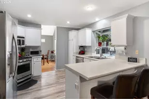 531 NE Meadow Dr, Portland, OR 97211 - Photo 11