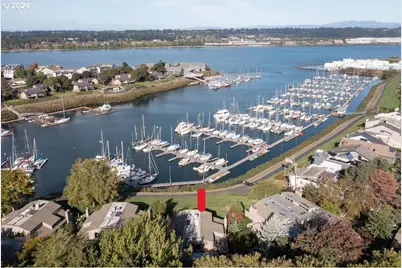 419 N Tomahawk Island Dr, Portland, OR 97217 - Photo 1