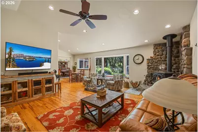 737 Pinecrest Dr, Grants Pass, OR 97526 - Photo 9