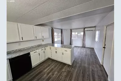 201 NE Peggy Ave #10, Roseburg, OR 97470 - Photo 3