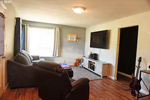 1542 NE Hollis St, Roseburg, OR 97470 - Photo 3