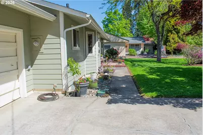 322 W Hickory St, Roseburg, OR 97471 - Photo 5