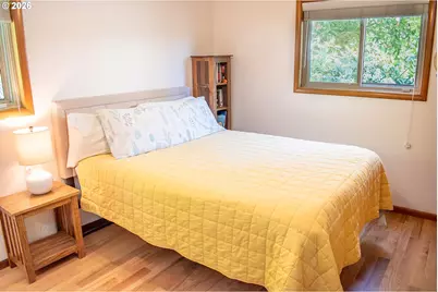 322 W Hickory St, Roseburg, OR 97471 - Photo 17