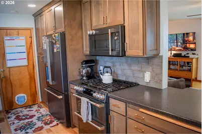 322 W Hickory St, Roseburg, OR 97471 - Photo 9